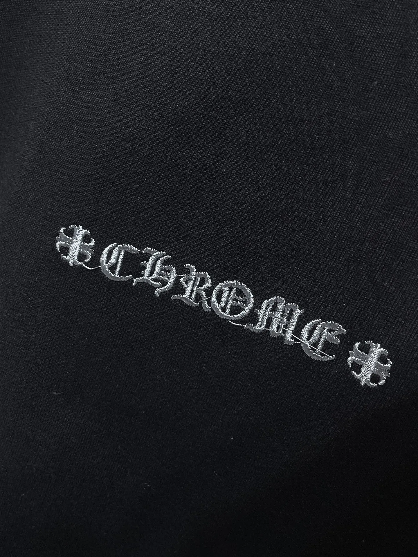 P170 New for summer Chrome Hearts 25ss worn version. High gram weight, environmentally friendly and high-quality top-grade fabric. 280g Chrome Sword Sanskrit embroidery patch splicing short sleeves. Heavy-duty pure hand-cut patch embroidery technology. Counter synchronization. Re-engraved version 1:1. Recommended color: black. White. Size: S, M, L, XL.